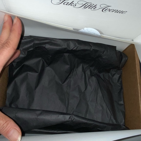 ❌❌SOLD OUT OTHER PLATFORM ❌❌Saks fifth avenue empty shipping box - Picture 2 of 4